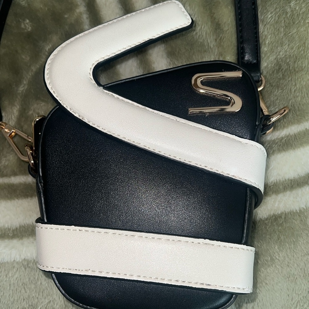 Cise Small Black & Cream Crossbody
Black Owned Brand